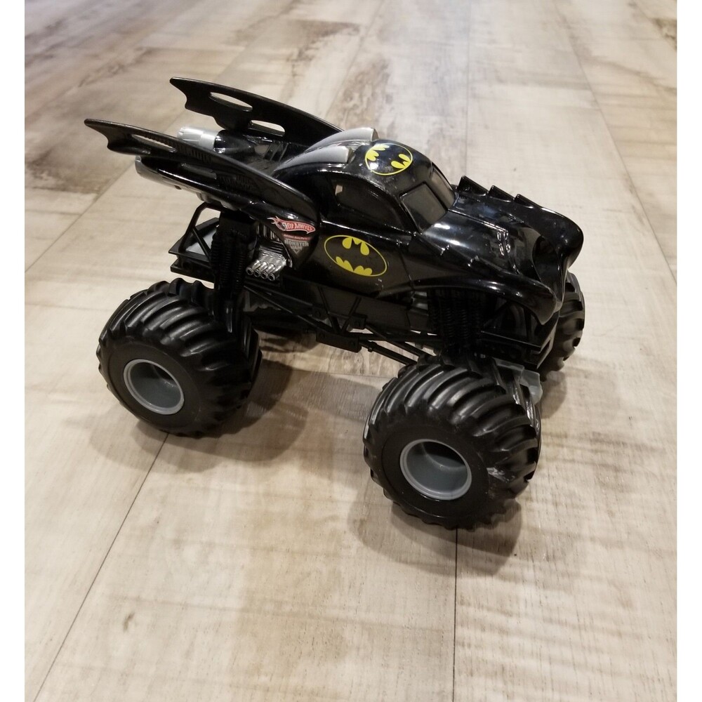 Hot Wheels Monster Jam Batmobile #10 1:24 Diecast Truck Rare